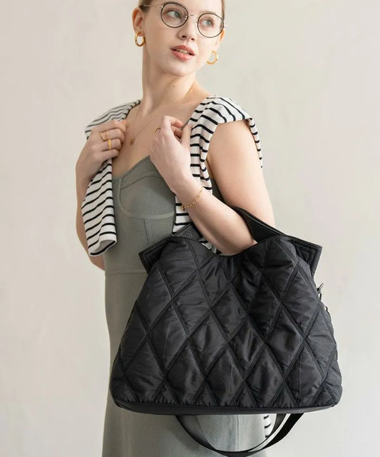 A female model is holding a tote bag "Dajia".