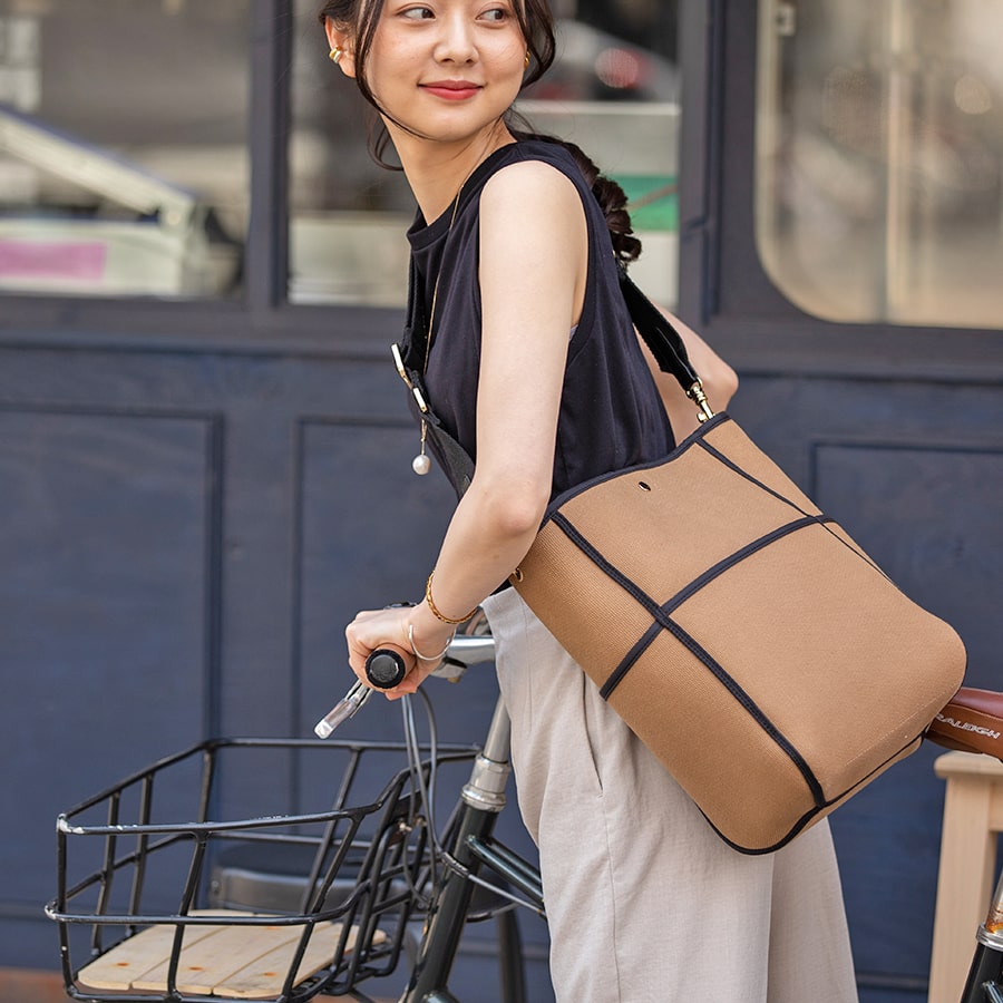 Straps "Adiust" detail.Color:Black(Gold Metal fittings)