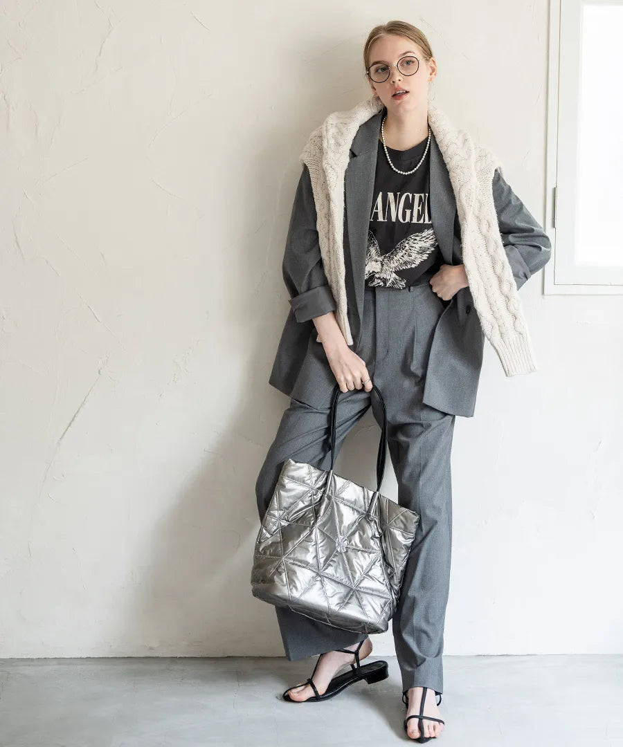 A female model is holding a quilting tote bag "Trica" Color:Silver