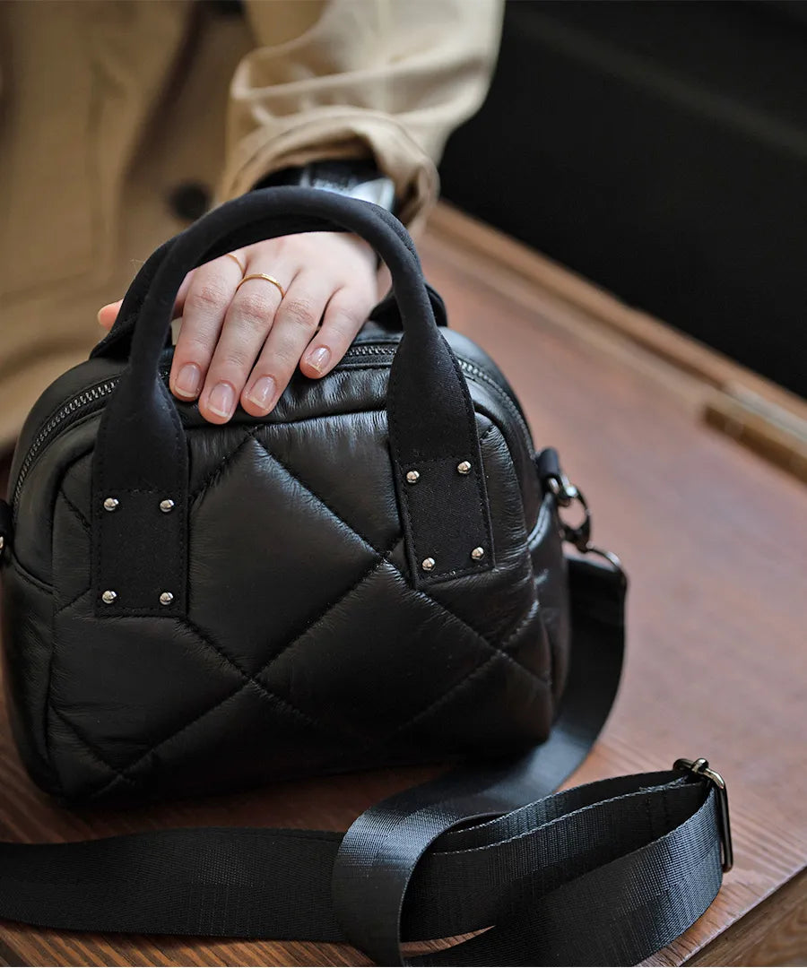 There is a bag "peremopetit" next to the woman.Color:Black