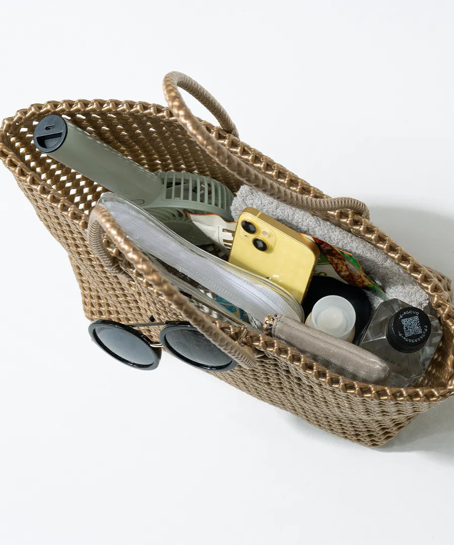 A lot of things can fit into the basket bag「Basq」Color: Bronze