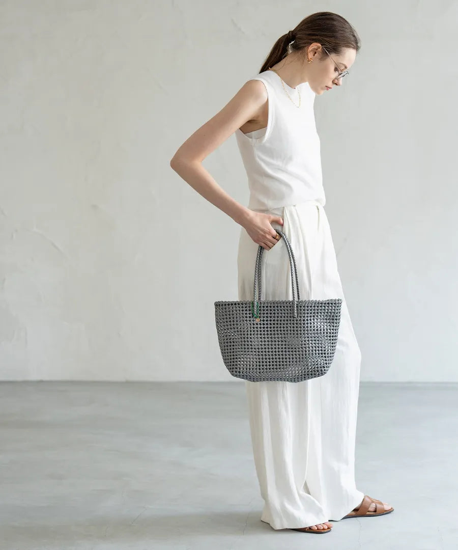 The female model is holding a basket bag「Basq」Color: Gray