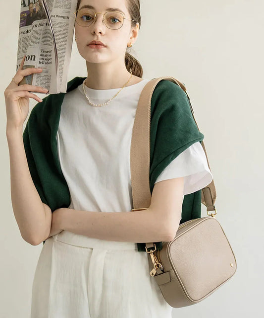 A female model is carrying shoulder bag ”Conwy ”. Color:Mocha greige