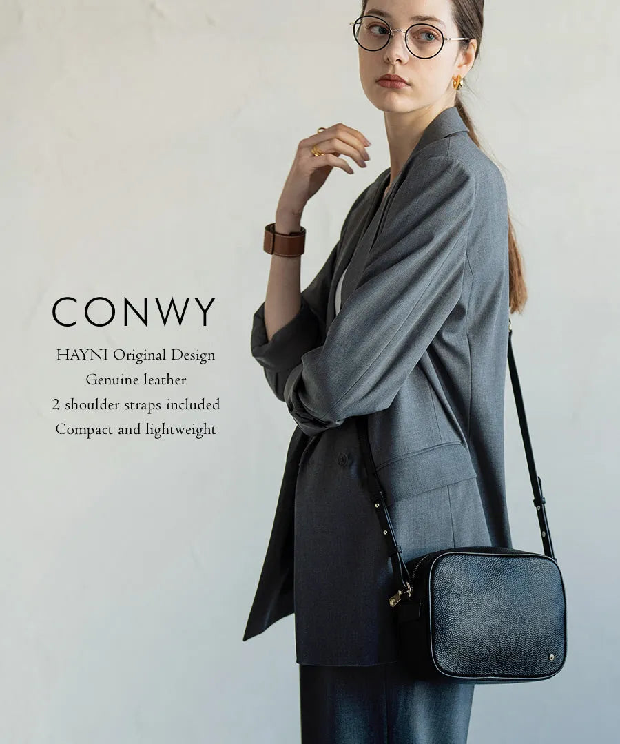 A female model is carrying shoulder bag ”Conwy ”. Color:Black