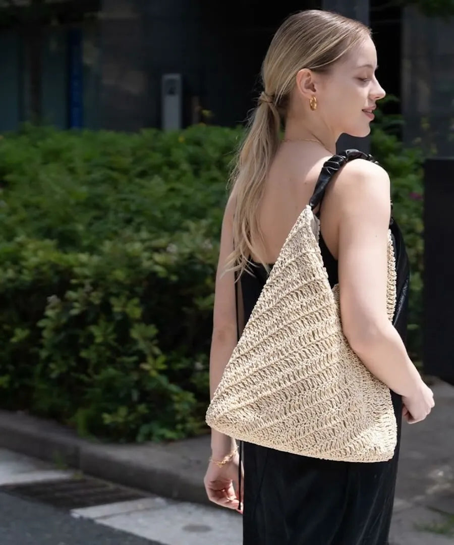 A female model is carrying a tote bag "Garnea" over her shoulder.Color:Natural beige