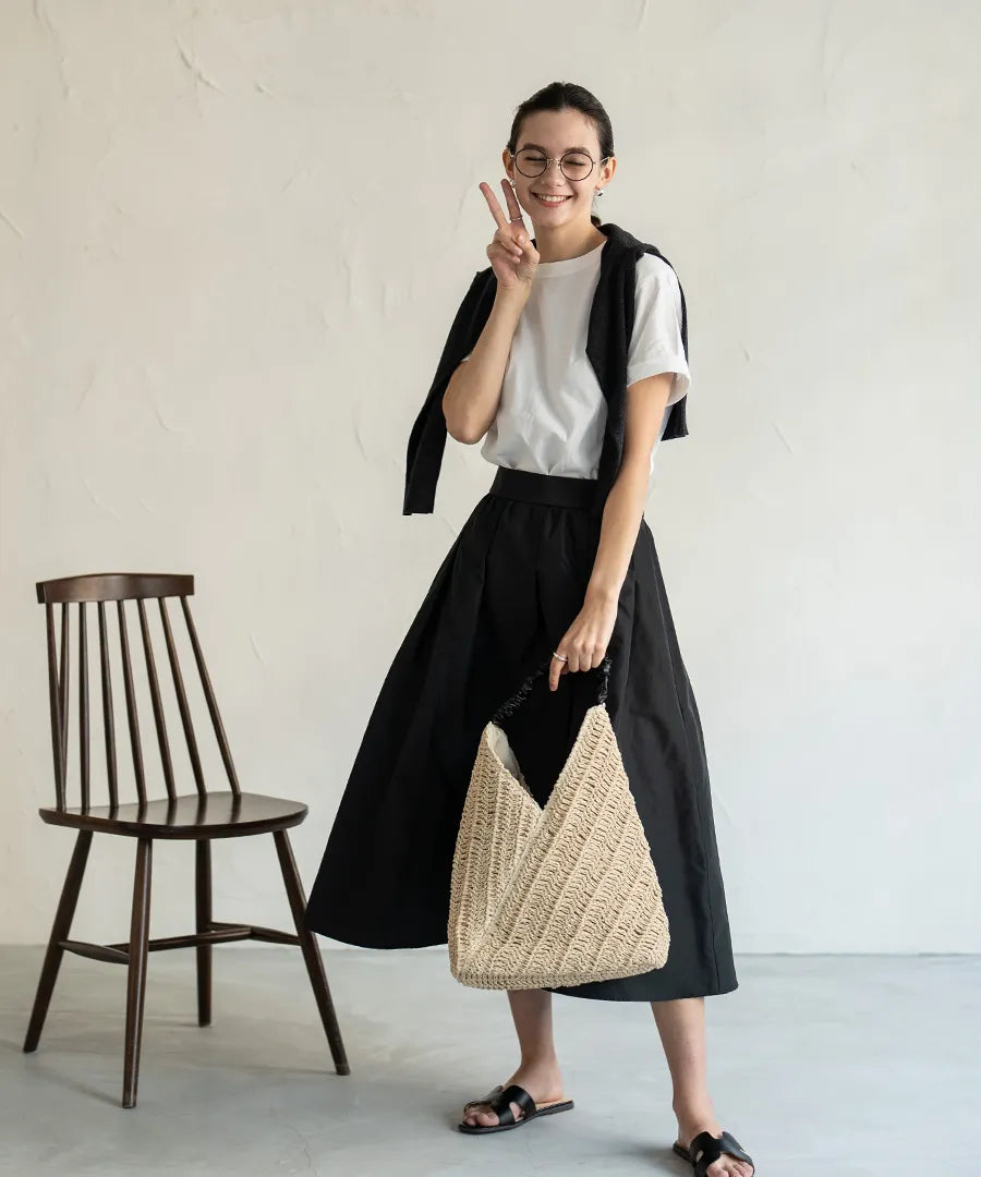 A female model is holding a tote bag "Garnea".Color:Natural beige