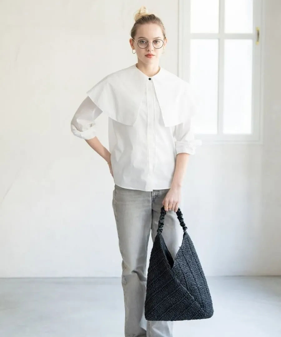 A female model is holding a tote bag "Garnea".Color:Black