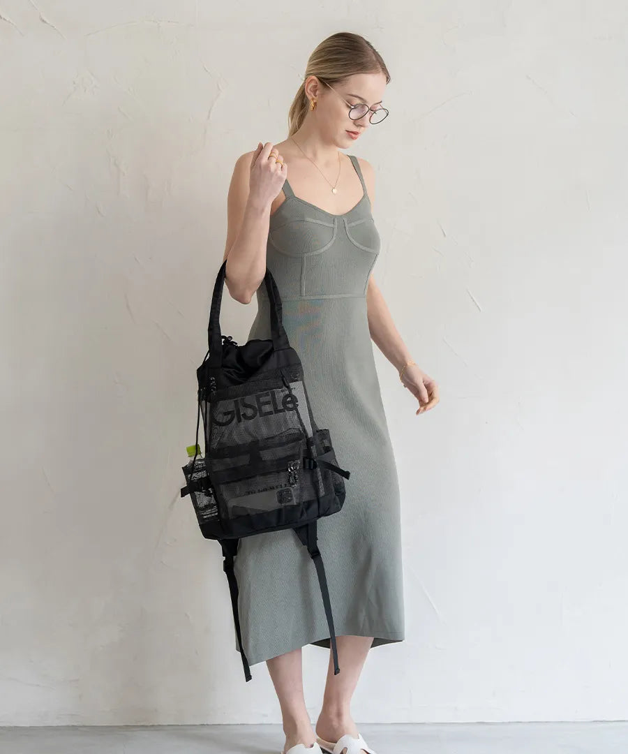 A female model is holding a shoulder bag "Glarca".Color:Mesh black