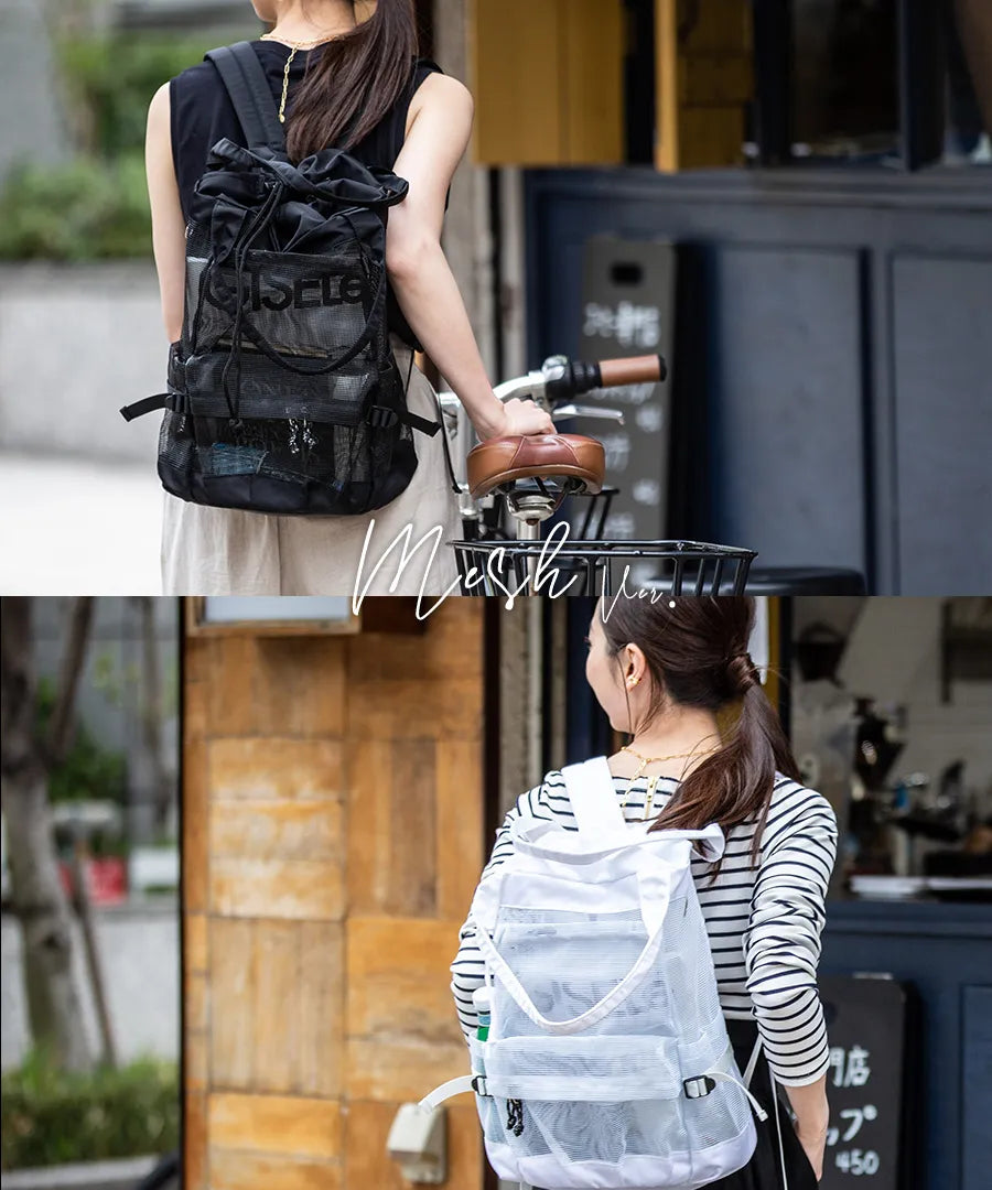 A female model is carrying a shoulder bag "Glarca" over her shoulder.Color:Mesh black,Mesh white