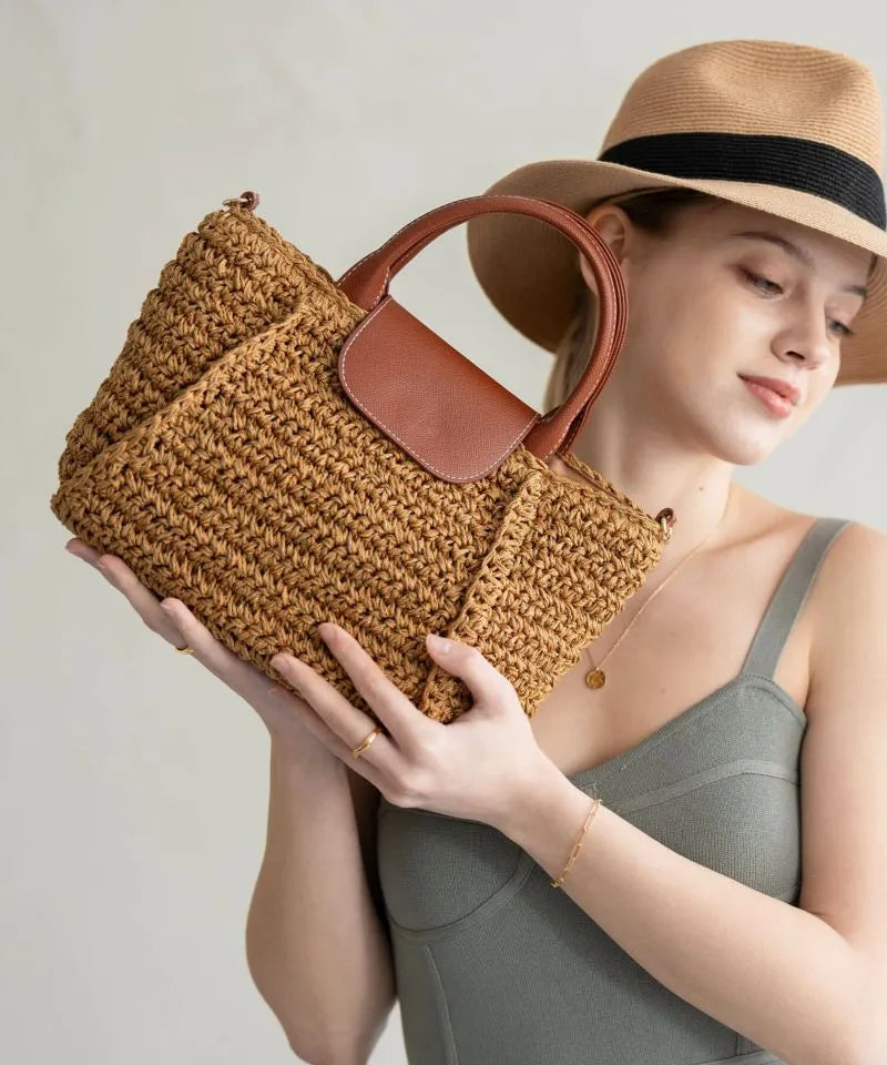 A female model is holding a tote bag "Glenda".Color:Natural × Terracotta