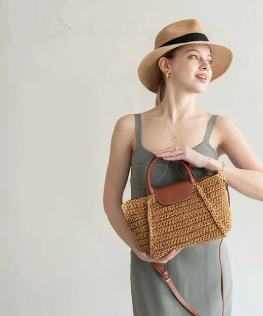 A female model is holding a tote bag "Glenda".Color:Natural × Terracotta