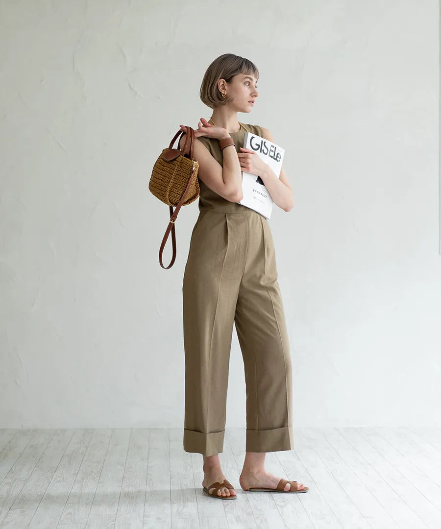 A female model is holding a tote bag "Glenda".Color:Natural × Terracotta