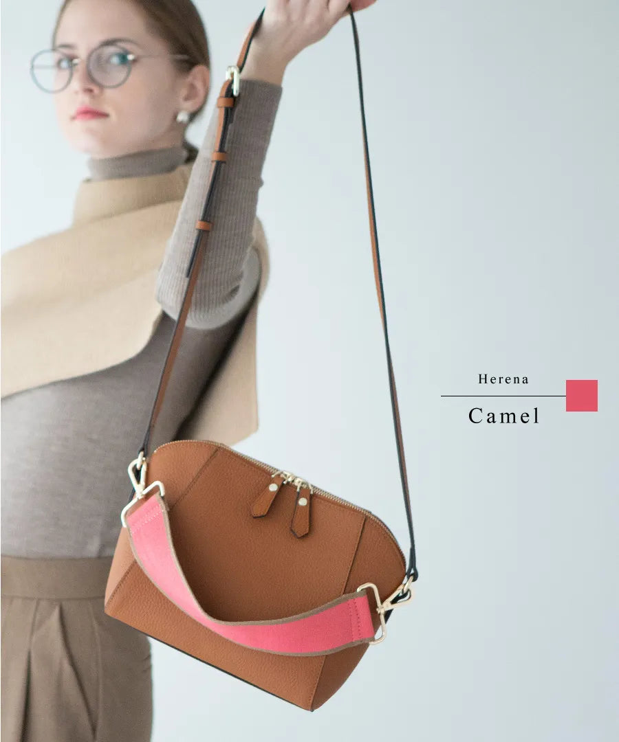 A female model is carrying a shoulder bag "Herena" over her shoulder. Color:Camel