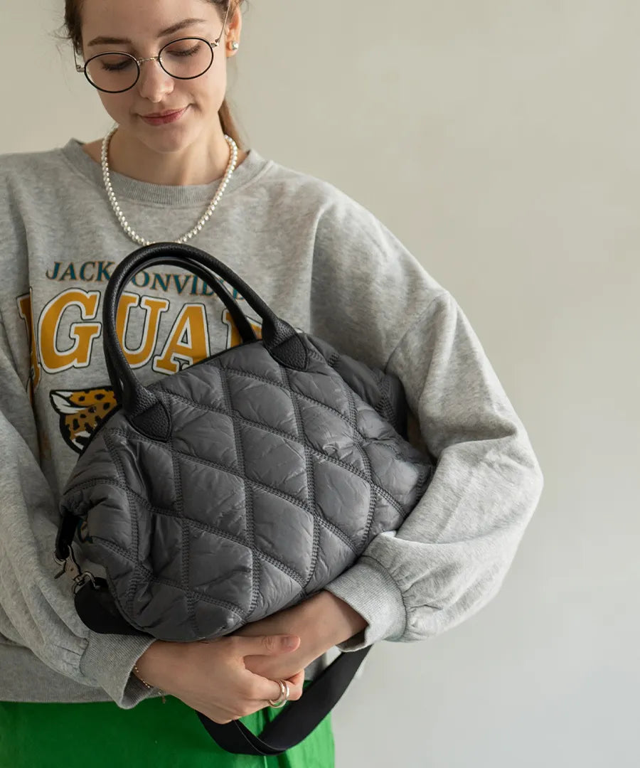 A female model is holding a tote bag "Lanef".Color:Gray