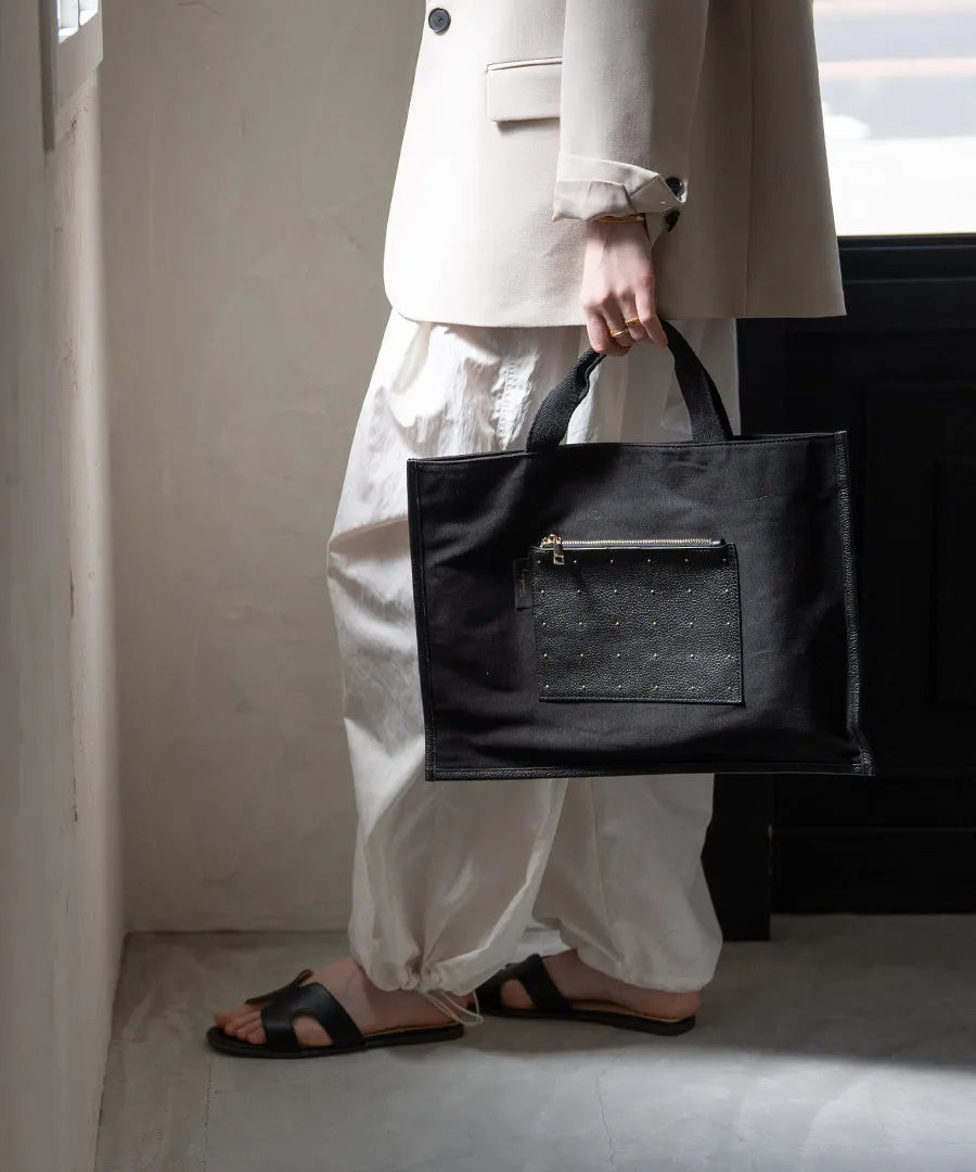 A female model is carrying a tote bag "Lesche". Color:Dots black