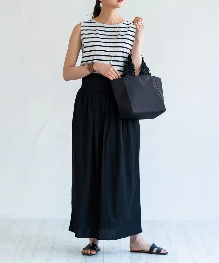 A female model is carrying a tote bag “lifuka nylon S” Color: Black