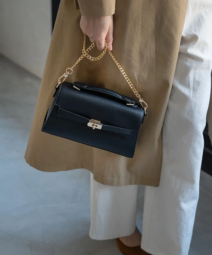 A female model is holding a hand bag "Linzy". Color:Black