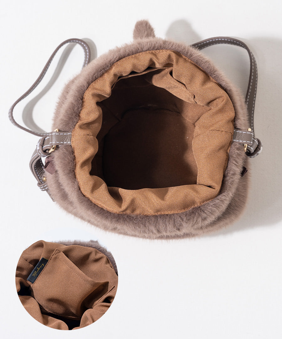 Inside pockets Cat motif fur shoulder bag "Minetpanifur" Color: Mocha