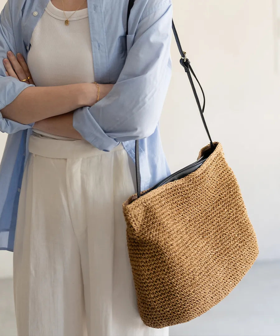 A female model is holding a shoulder bag "Najia".