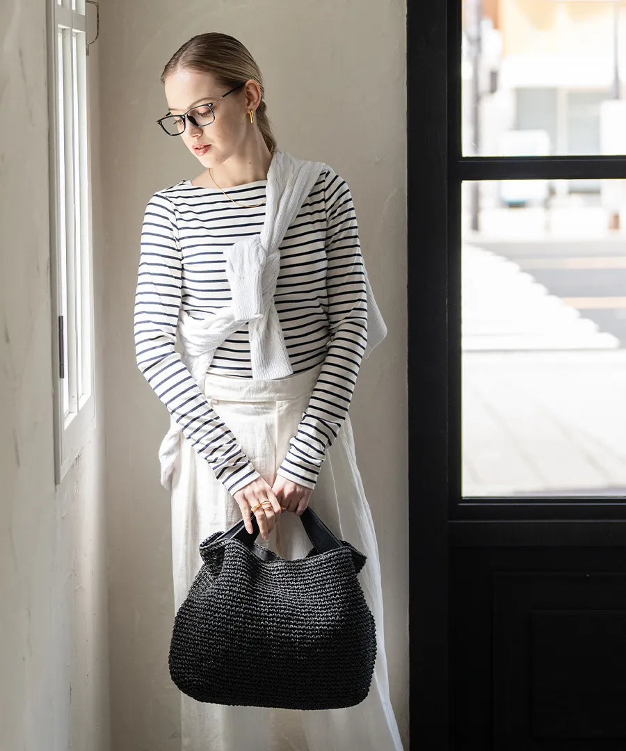 A female model is holding a hand bag "Najia".