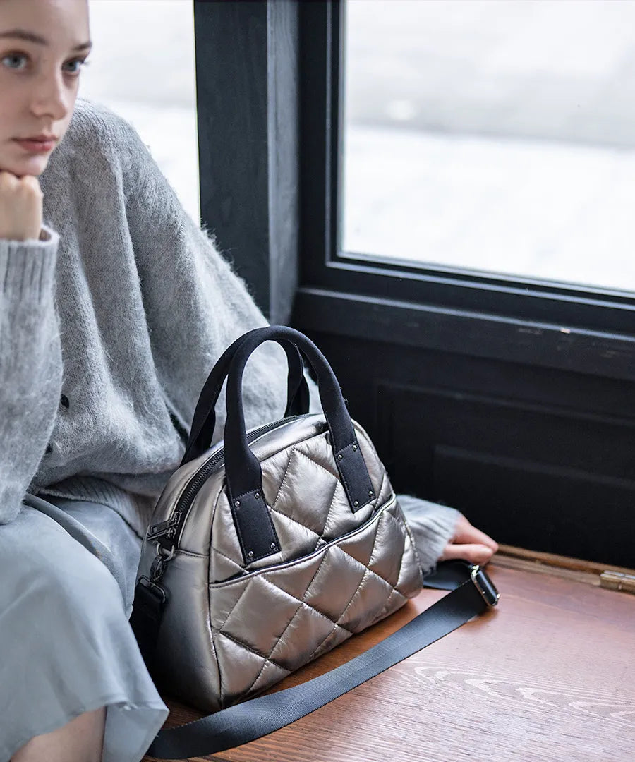 There is a bag "Peremo (Version 2)" next to the female model.Color:Champagne silver