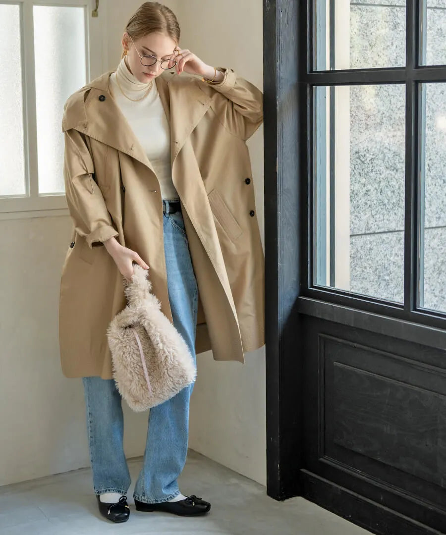 A female model is holding a fur tote bag "Pudle" Color:Ivory