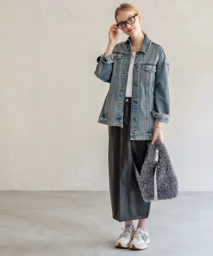 A female model is holding a fur tote bag "Pudle" Color:Gray