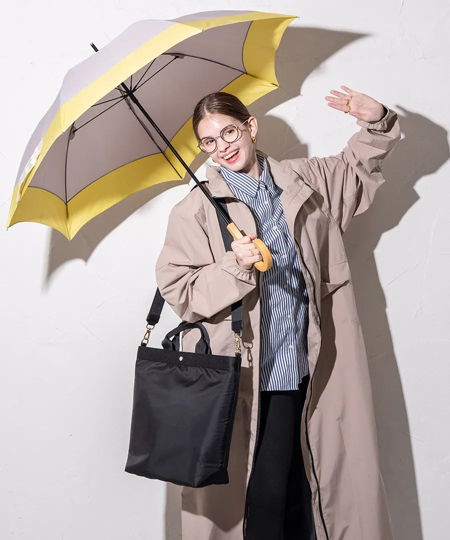 A female model is carrying a shoulder bag "Serem" over her shoulder. Color: Black