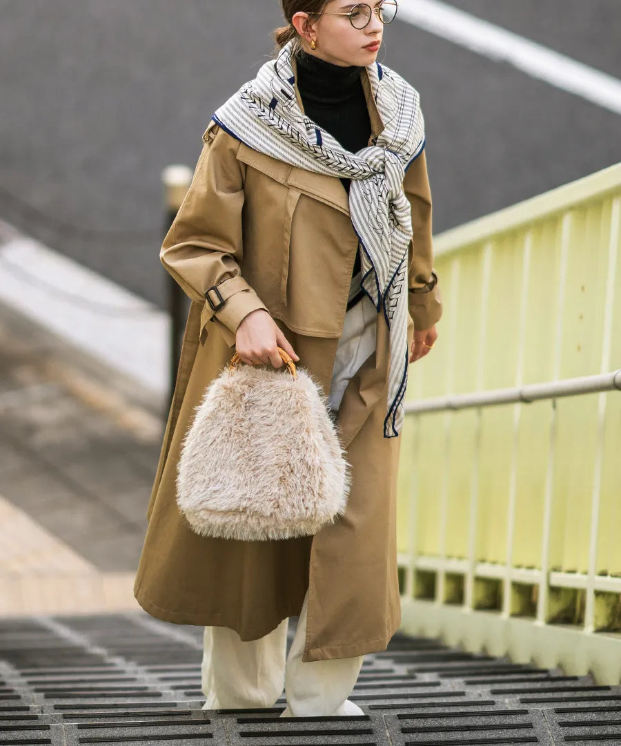 A female model is holding a fur bamboo tote bag "Sufy". Color:Beige